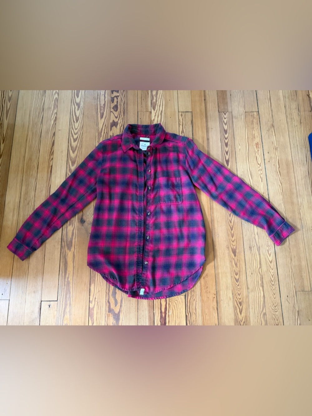 American Eagle Soft Flannel Plaid Shirt Boyfriend Fit Women’s Medium Red Black